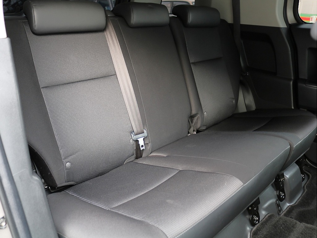 2列目は広々使用できるわけではございませんが、 座面が斜めになっている為、座りやすいです。