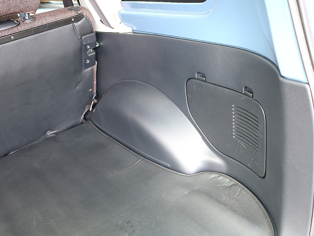 ラゲッジ右パネル