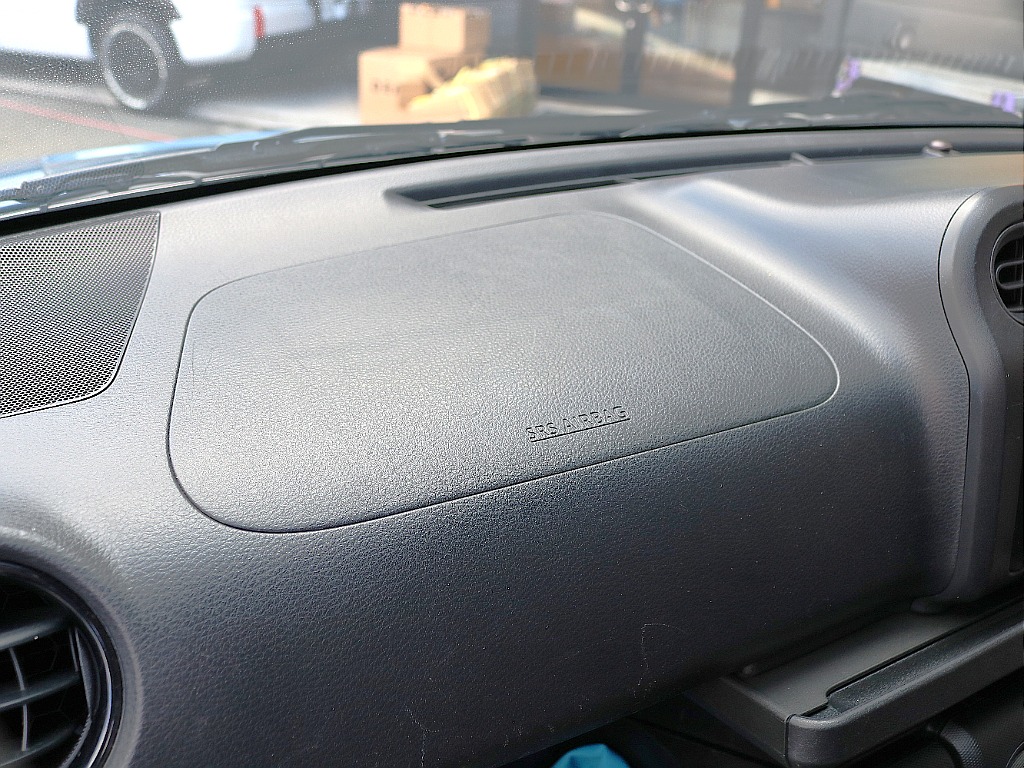 助手席にもエアバック付きです。