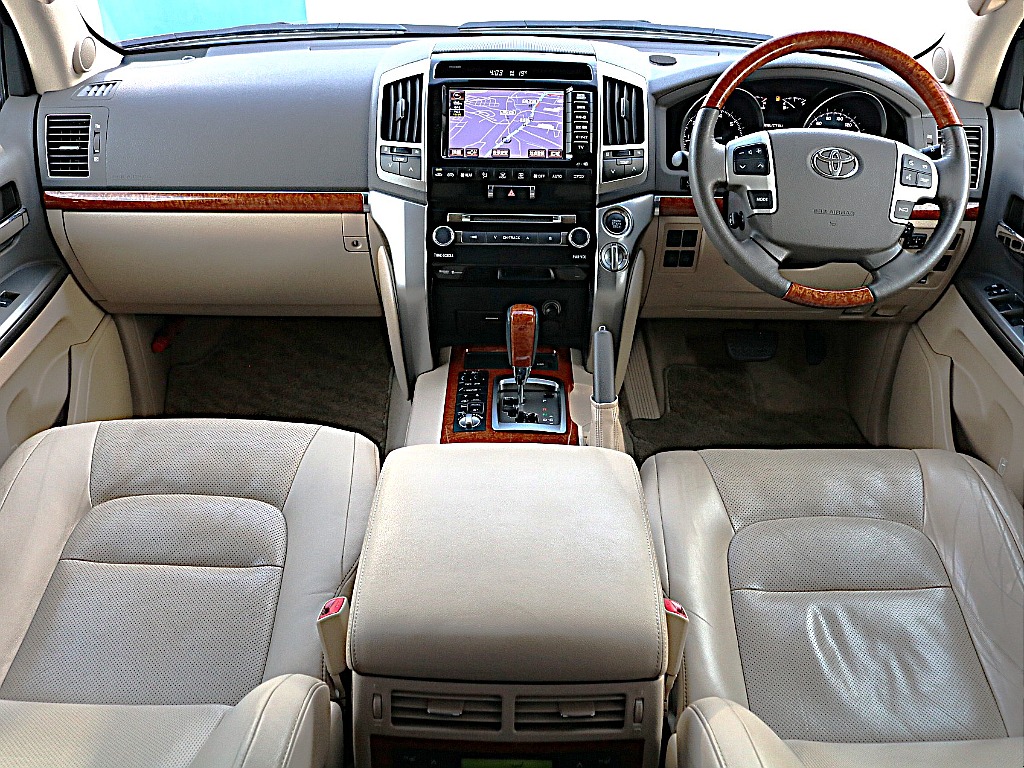 内装はオシャレなベージュ色☆