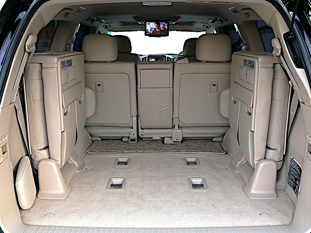 サードシートを跳ね上げれば荷室はさらに広くなります！！