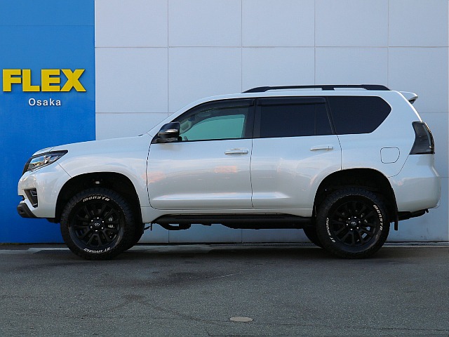 ブラック×ホワイトがバランスよく配色されております。