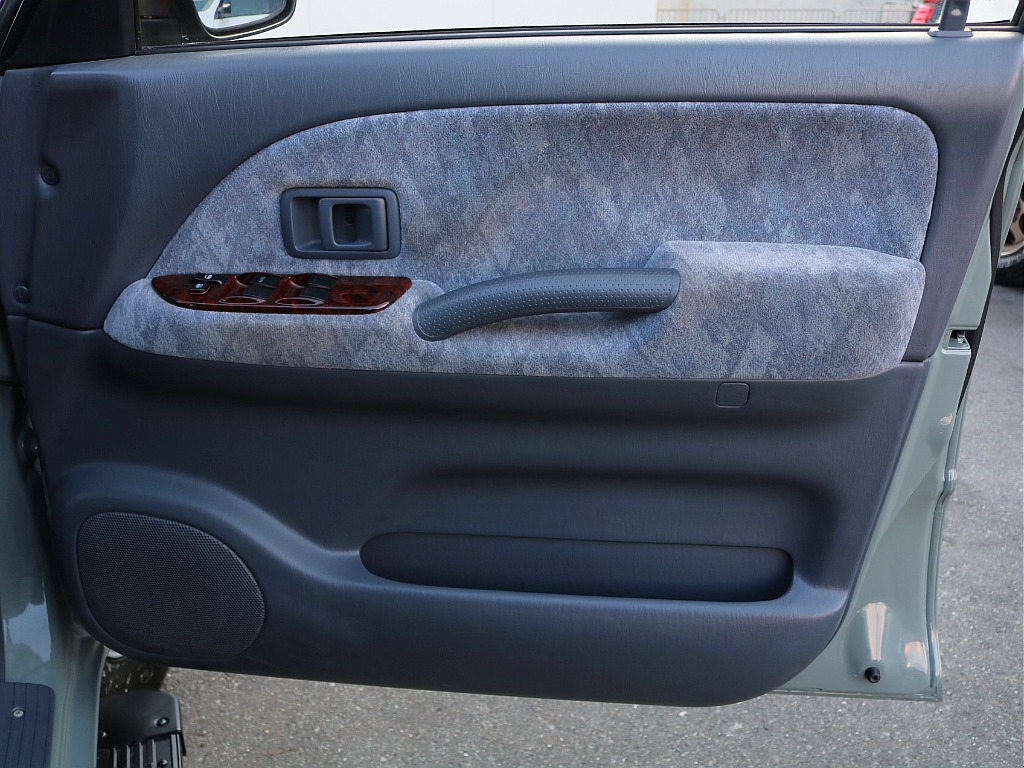 右フロントドア内張。