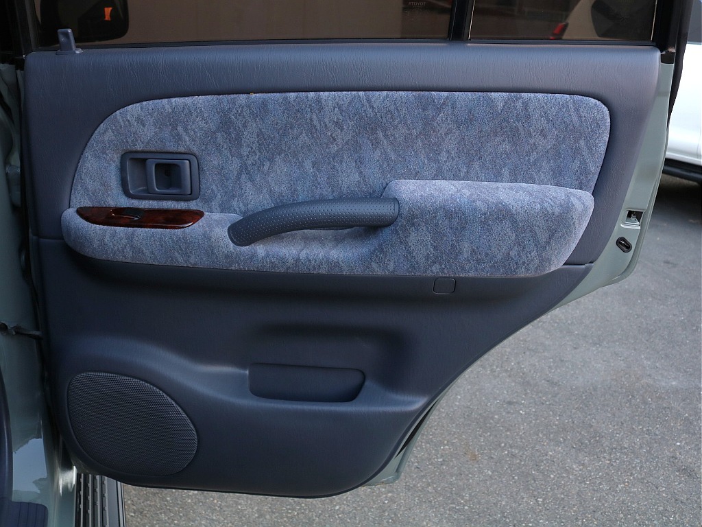 右リアドア内張。 それぞれ綺麗な状態で残っております。 もちろん張替えも可能です。