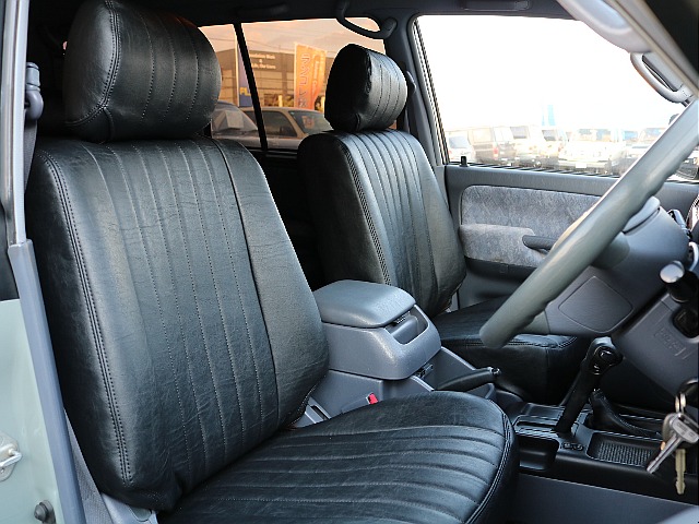 新品でクラシックシートカバー装着。