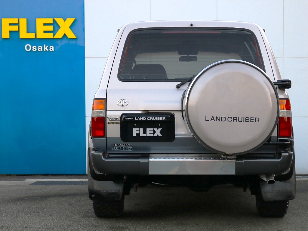 背面タイヤもカバー付きです。