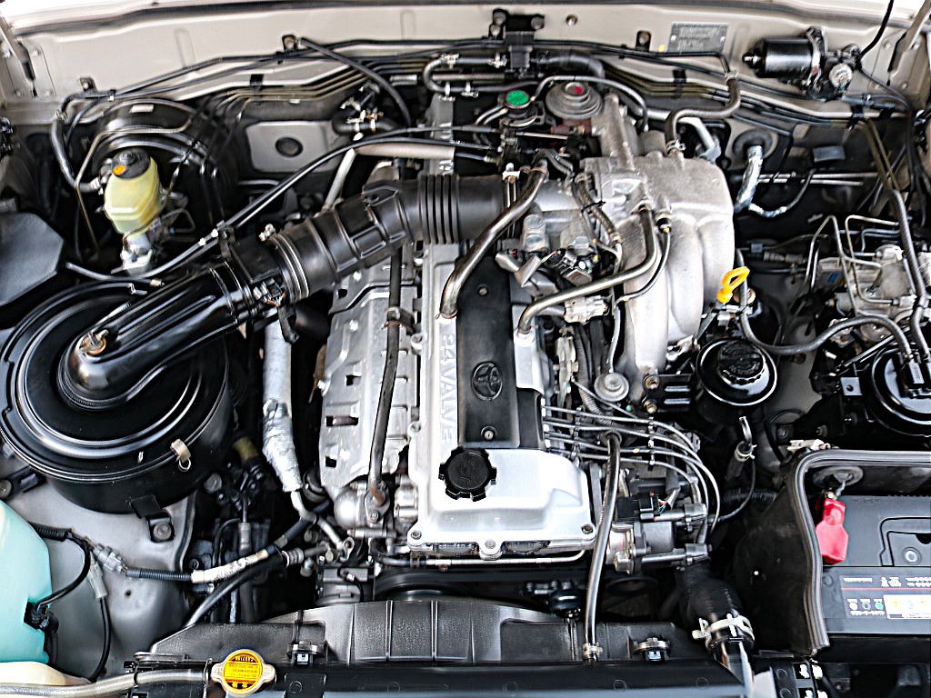 エンジンルームもご覧のように綺麗な状態です。 掛かりも非常に良いです。