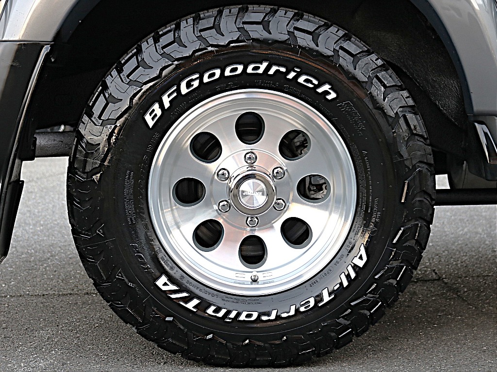 BFGoodrichATタイヤ＆ジムラインAWはそれぞれ新品装着です。ポイントを抑えたカスタムを実施しております。