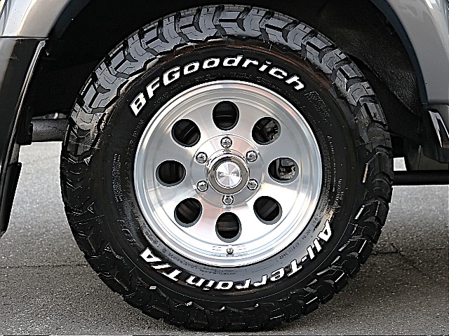 BFGoodrichATタイヤ＆ジムラインAWはそれぞれ新品装着です。ポイントを抑えたカスタムを実施しております。