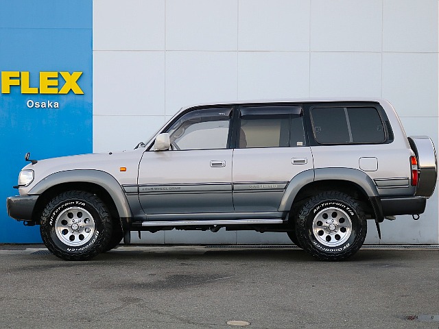 ノーマル車高となります。 ボディはツルツルです。