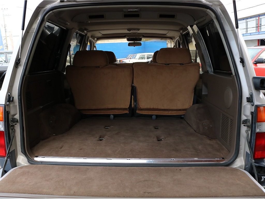広々とした荷室はたくさんのお荷物を 積むことが可能です。