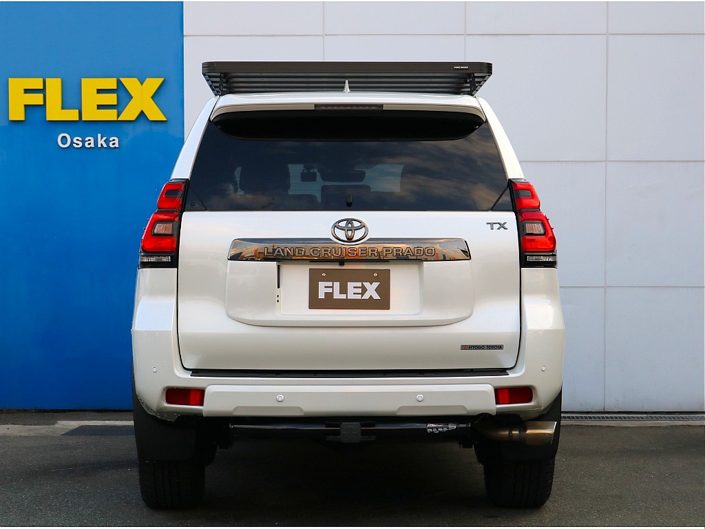 専用のガーニッシュ。 トヨタエンブレムは色を合わせた物に交換しております。