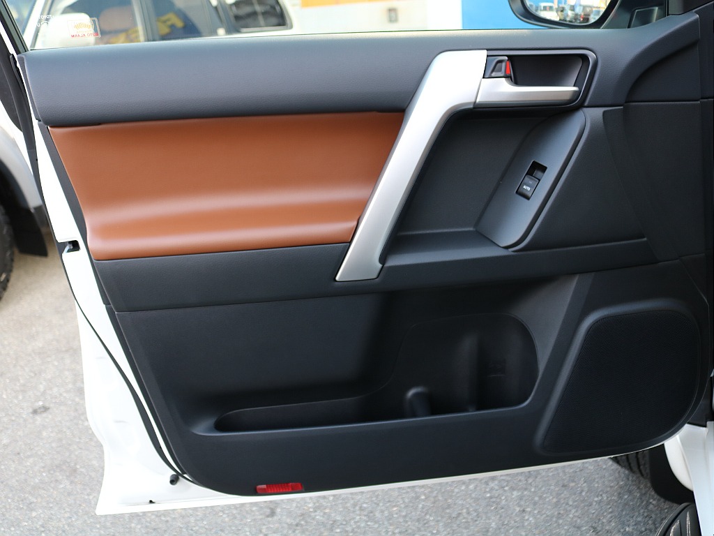 左フロントドア内張。