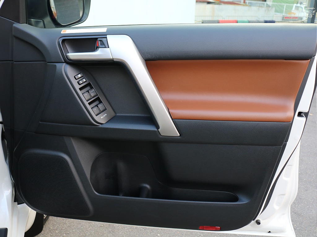 右フロントドア内張。