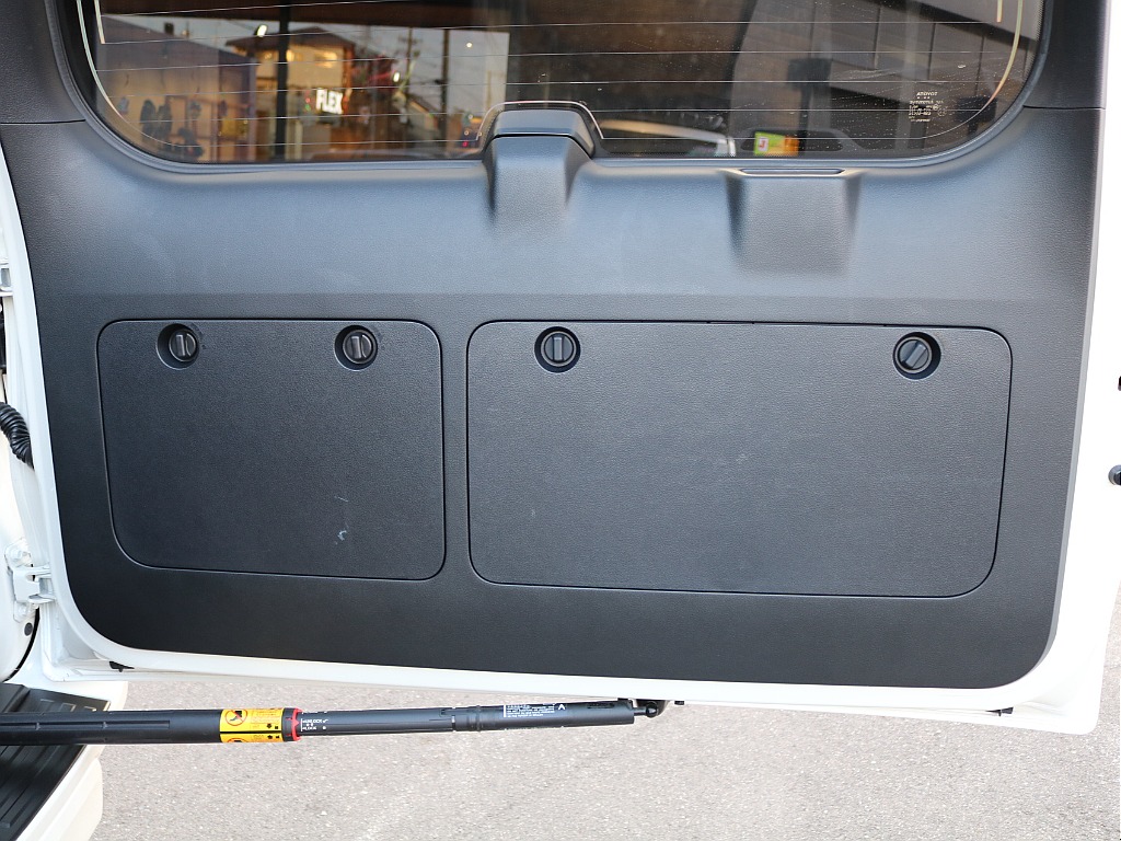 バックドア内張。
