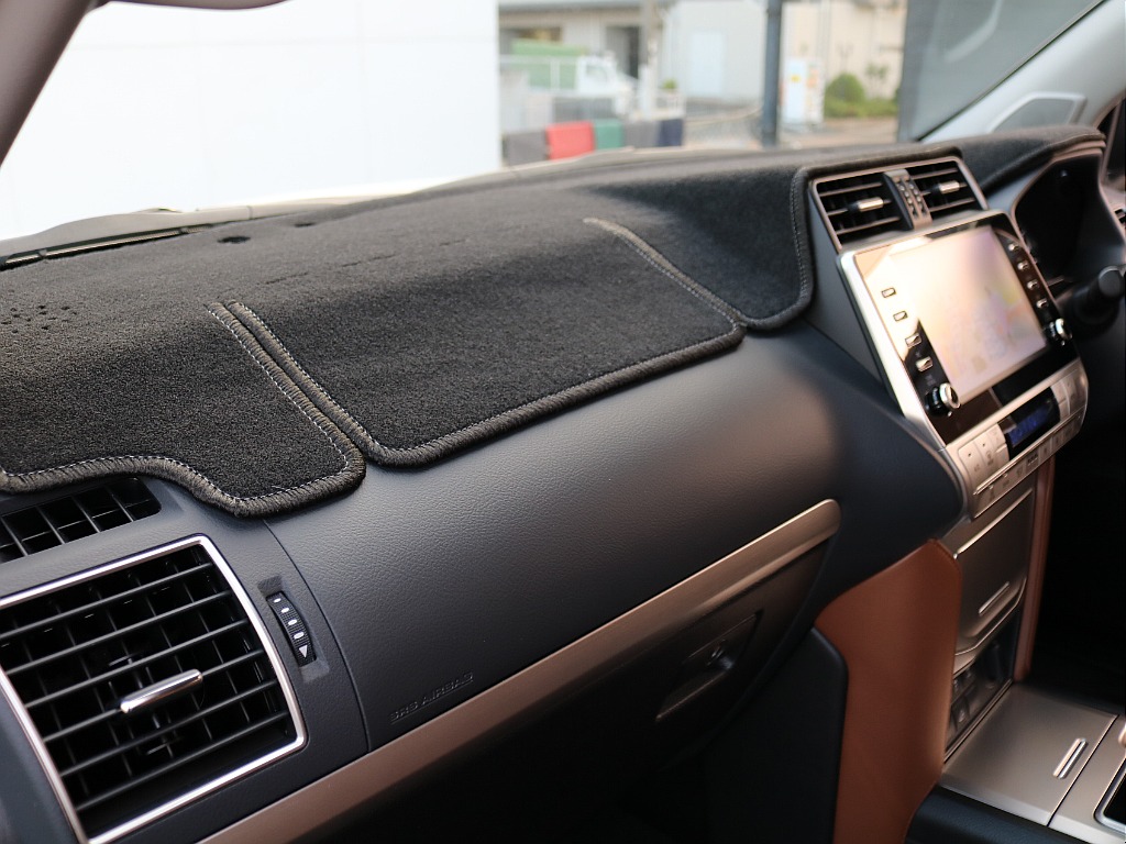 ダッシュボードマット付き。