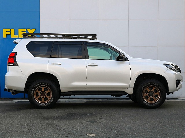 JAOS製のリフトアップキットが装着済みです。