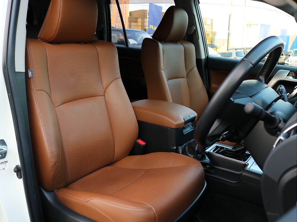 運転席シートは使用感少なめです。