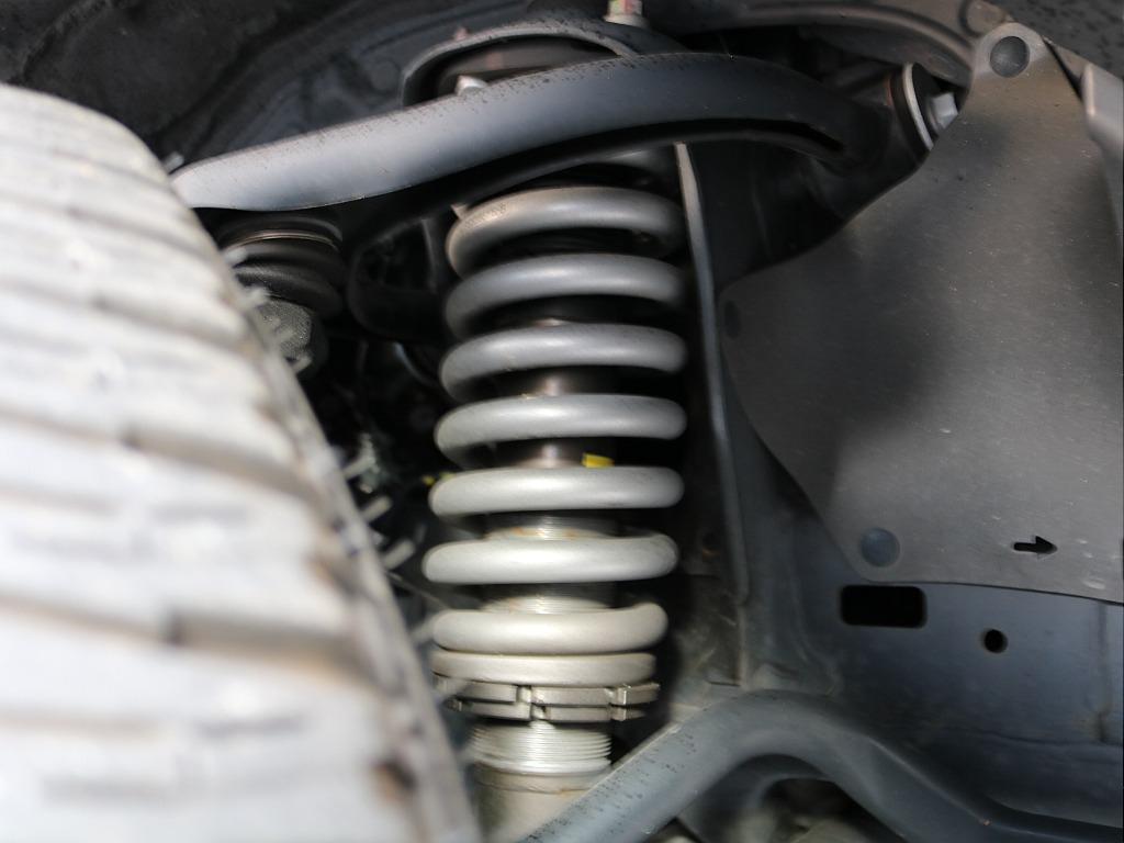 前後コイルスプリングを交換しております。