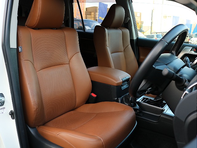 運転席シートは使用感少なめです。