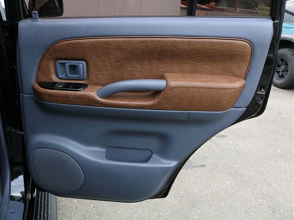 スイッチパネルはボディ同色塗装です。