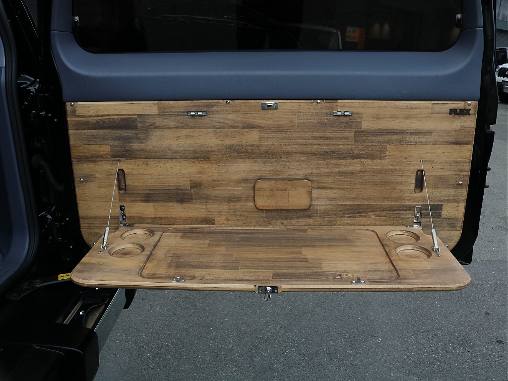 新品オリジナルバックドアトリム装着！