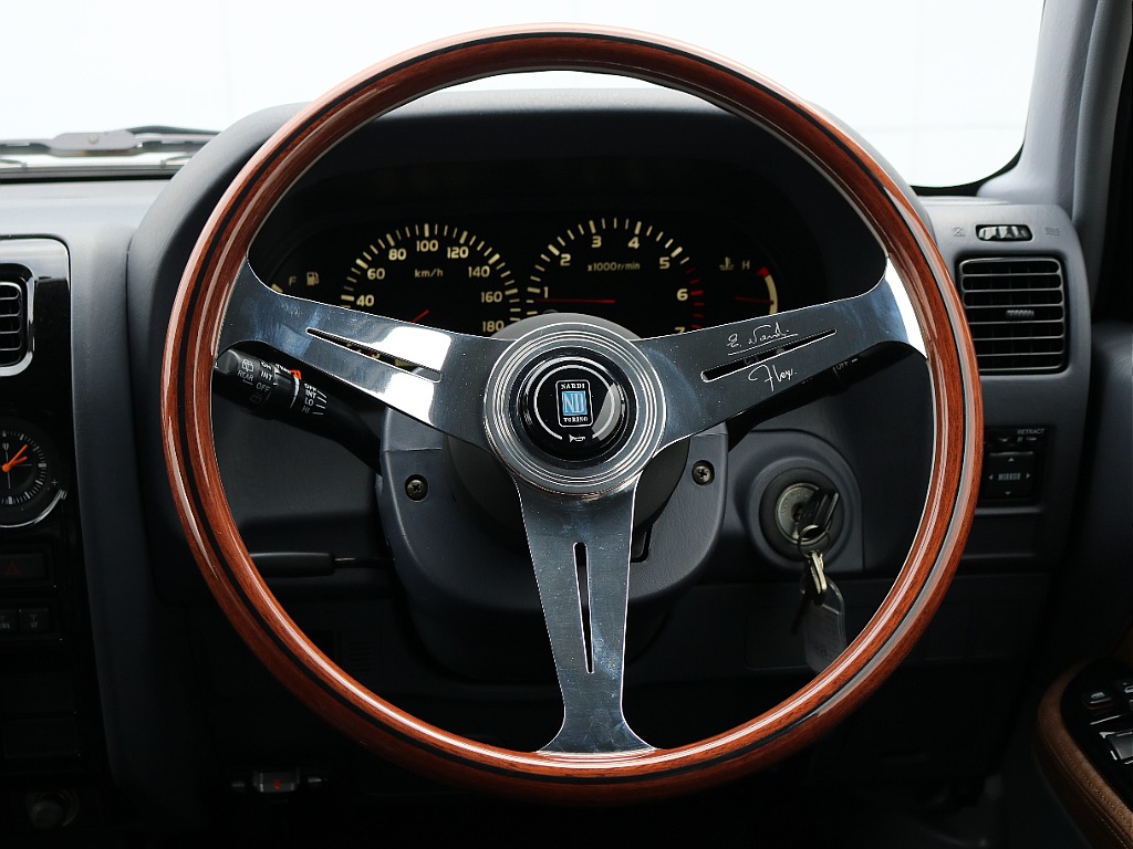 NARDIステアリングを新品装着。