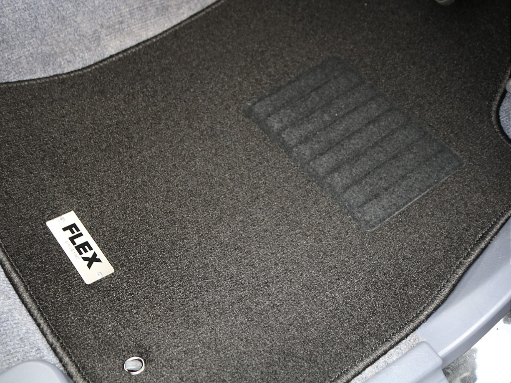 新品ブラックフロアマット。