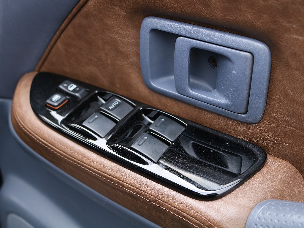 パネルはボディ同色塗装。