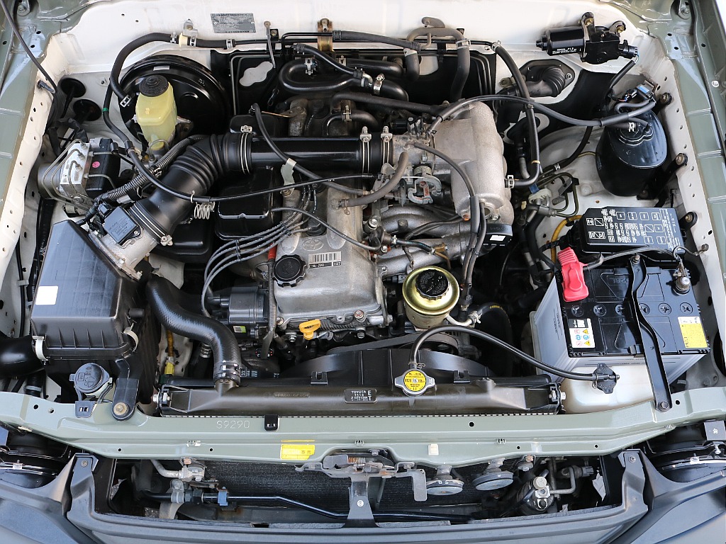 ご覧のように綺麗なエンジンルーム。