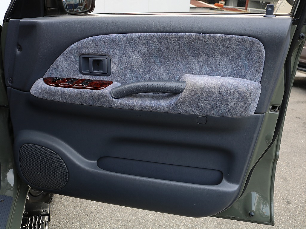 運転席ドア内張。