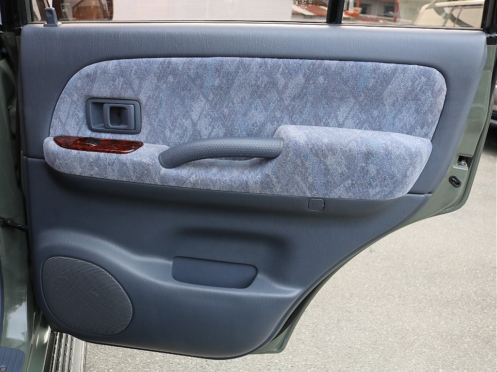 右リアドア内張。