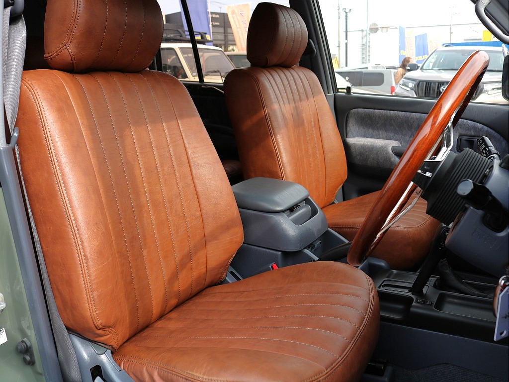 クラシックブラウンシートカバーが装着済み。