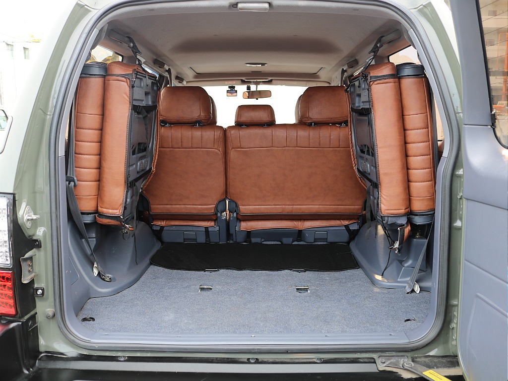 ラゲッジスペースは広く確保されております。