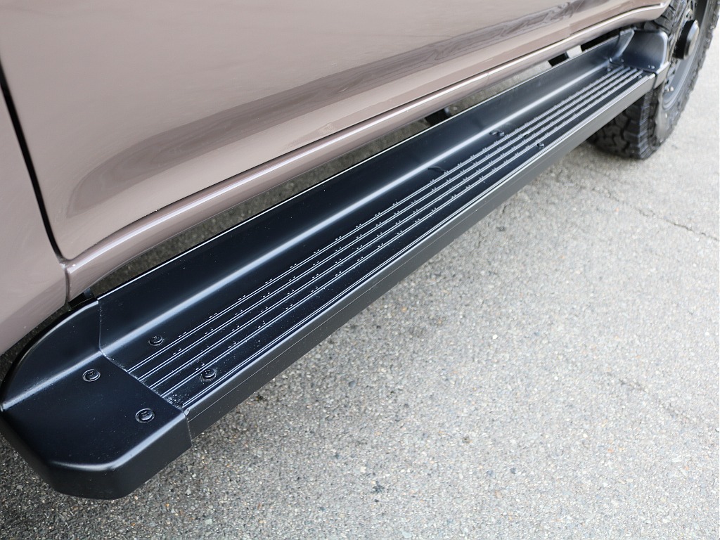 サイドステップはマットブラックで塗装済み
