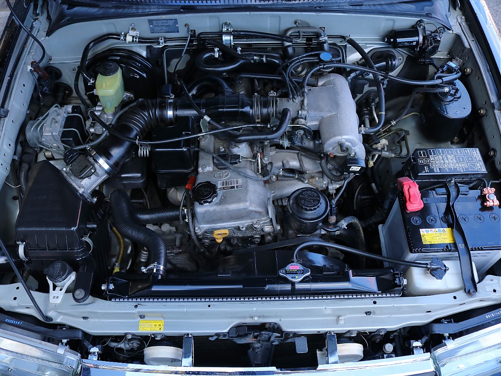 ご覧のように綺麗なエンジンルーム。