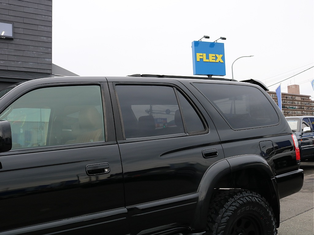 ドアバイザーレスですっきりとした印象。