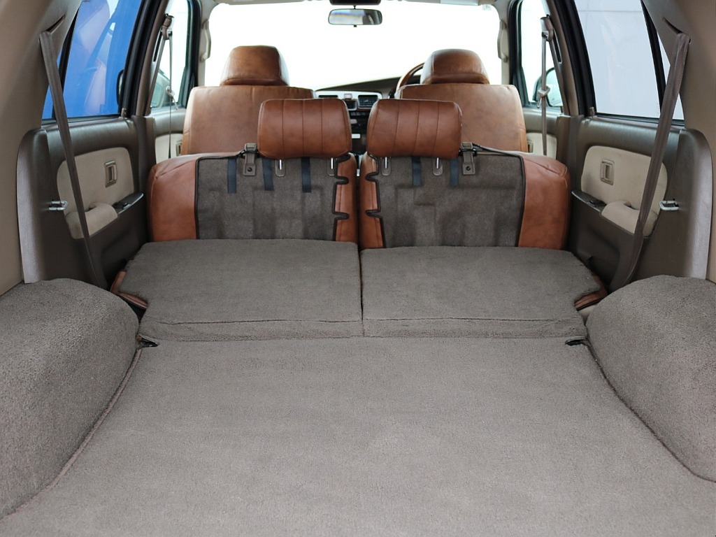 ２列目を倒すとフラットになります。