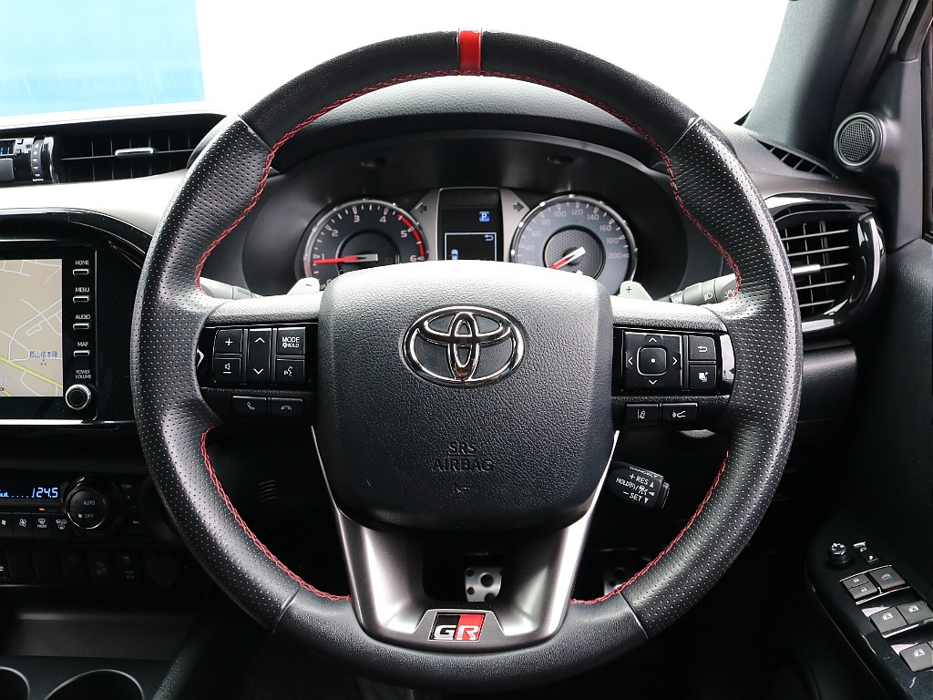 専用ステアリング。