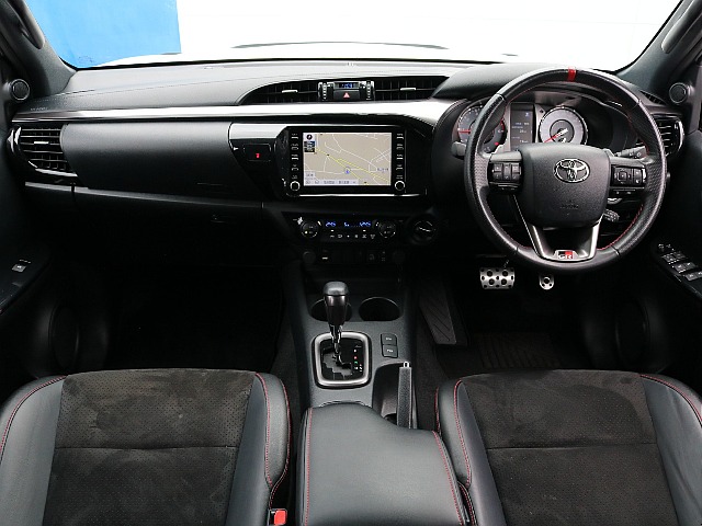 内装はブラックで高級感も兼ね備えております。