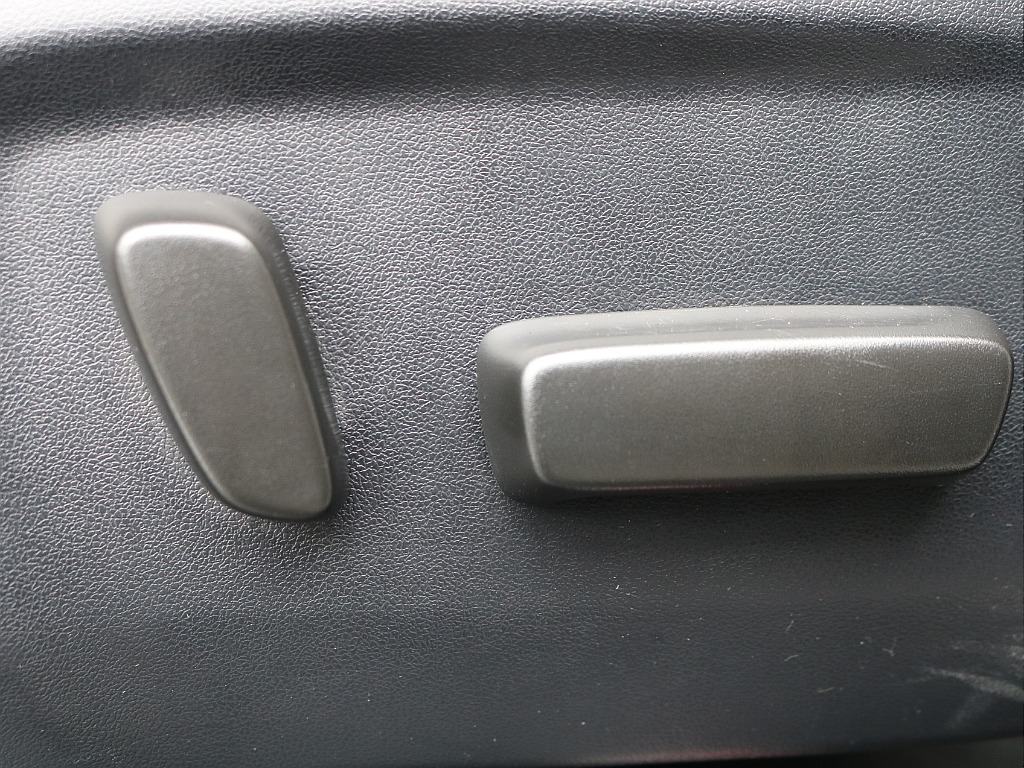 運転席電動シート。