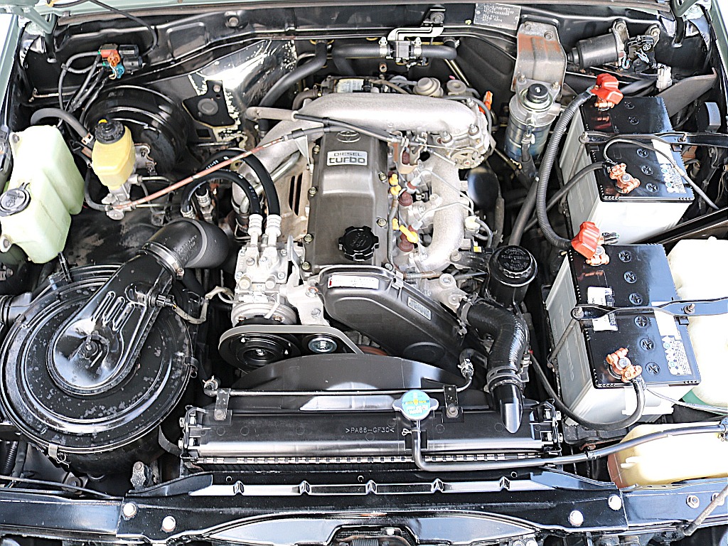 エンジンルームはご覧のように綺麗です。