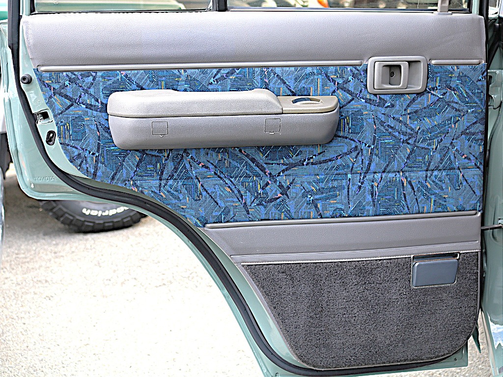 左リアドア内張。