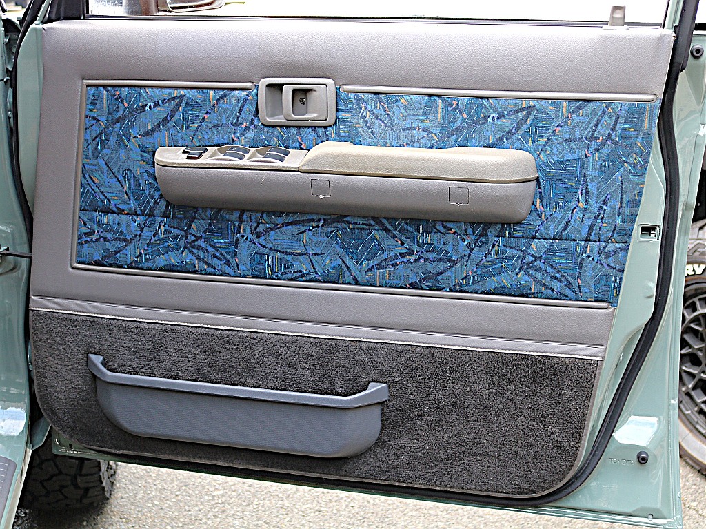 運転席ドア内張。