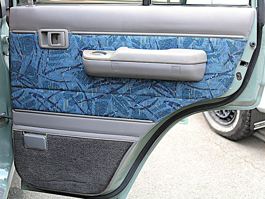 右リアドア内張。