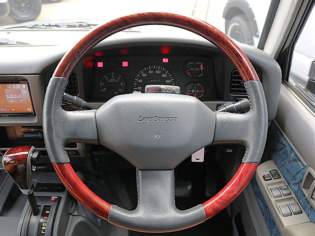 ウッドコンビステアリング装着！