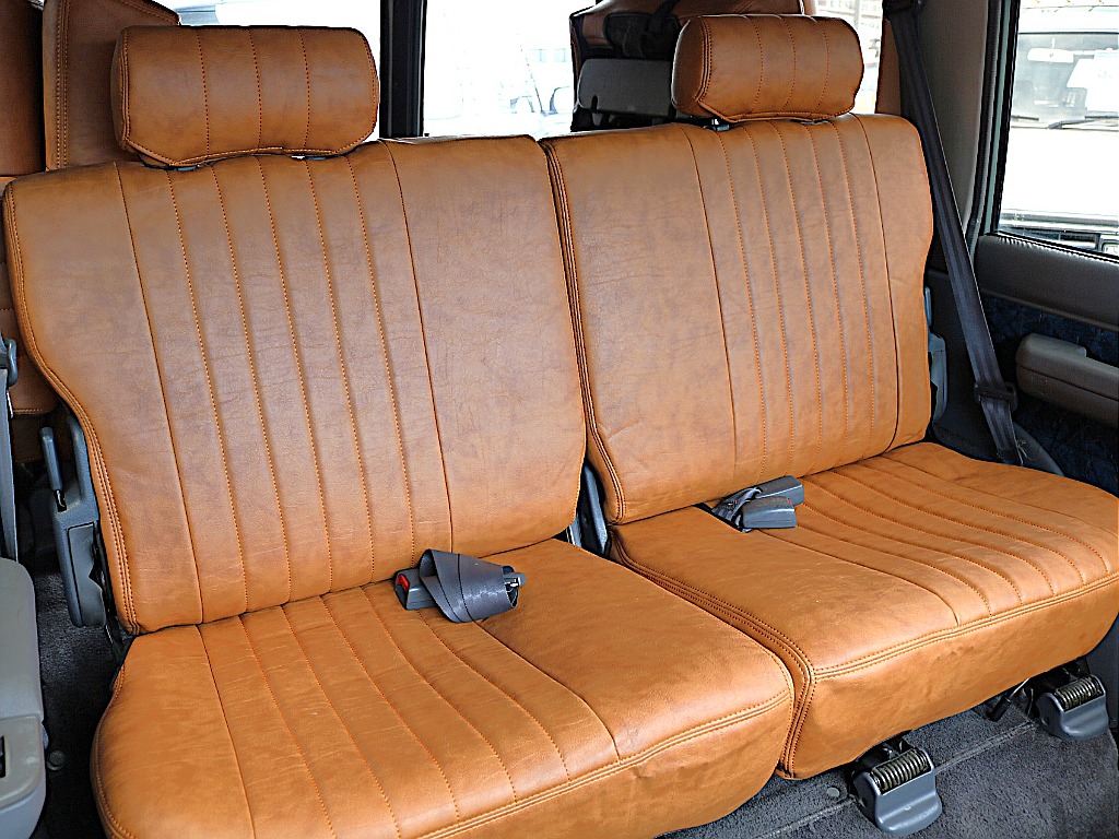 ２列目は分割で倒すことが可能です♪