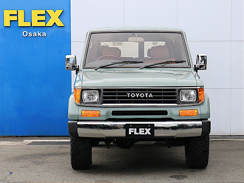 メッキ×アーバンカーキ×オレンジのバランスが良い １台となっております。