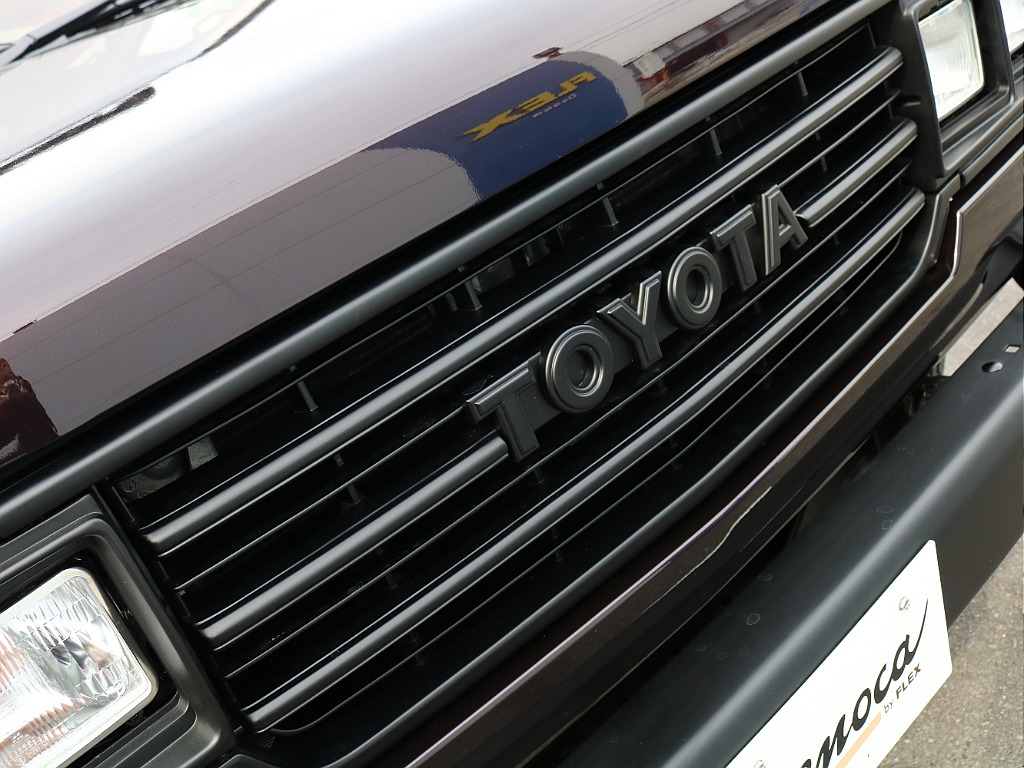 マットブラックに仕上げたグリル