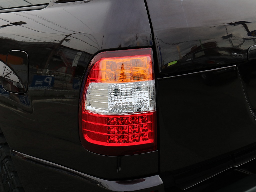 LEDの3色テールランプが新品で装着されてます。